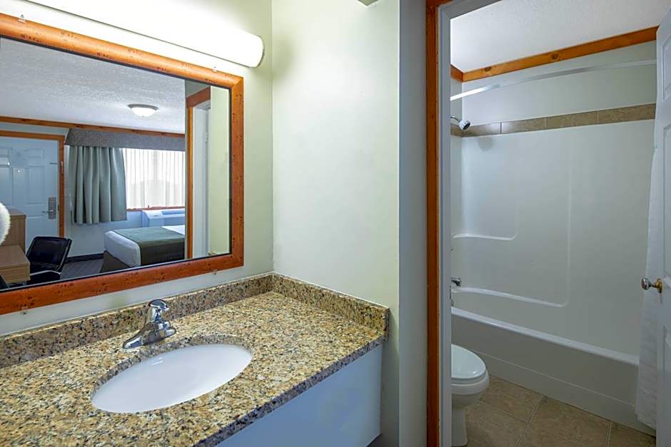 Travelodge by Wyndham Golden Sportsman Lodge