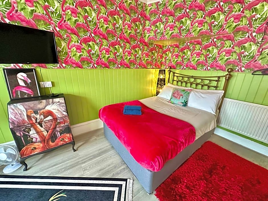 Lemur Lodge - Boutique Apartments - Short Stroll to The Beach