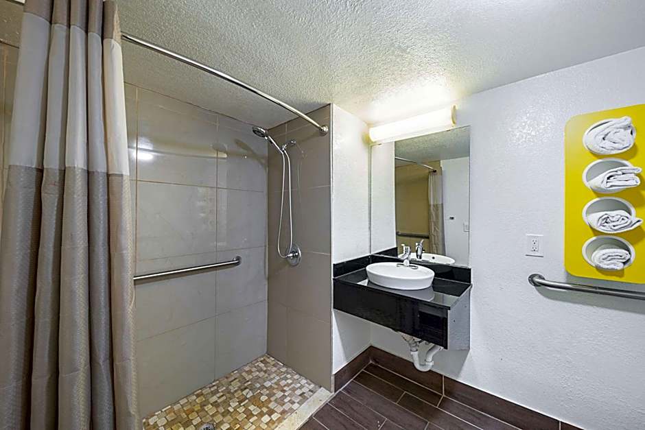 Motel 6-Grand Prairie, TX - Interstate 30