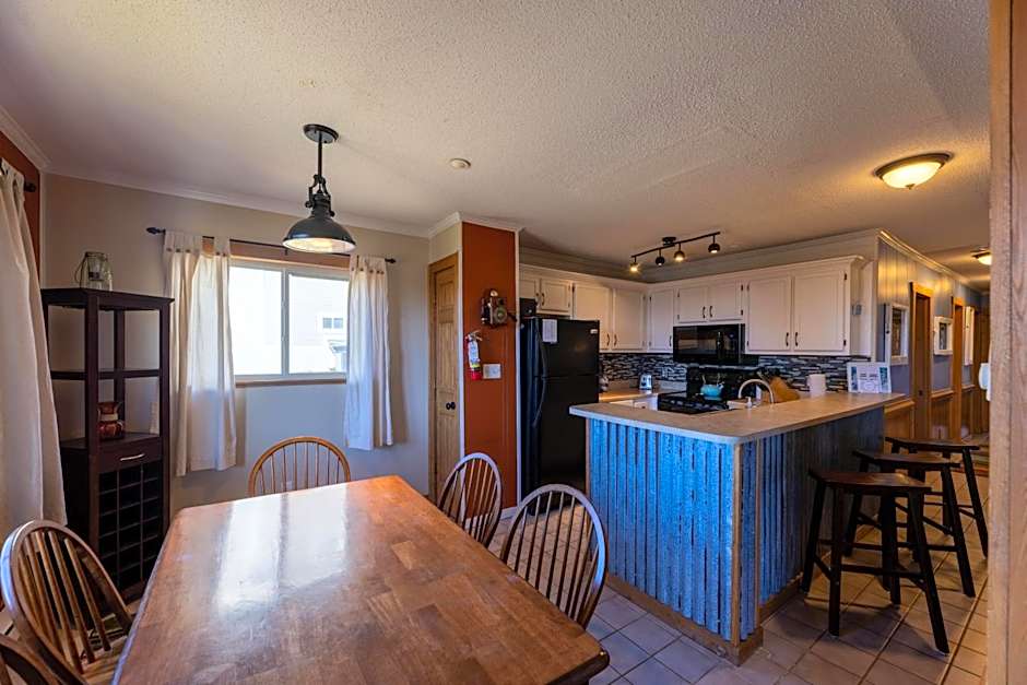 Sunsets at Summit 108b, free WI-FI, parking and AC