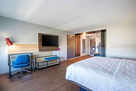 1 King Mobility Accessible With Tub