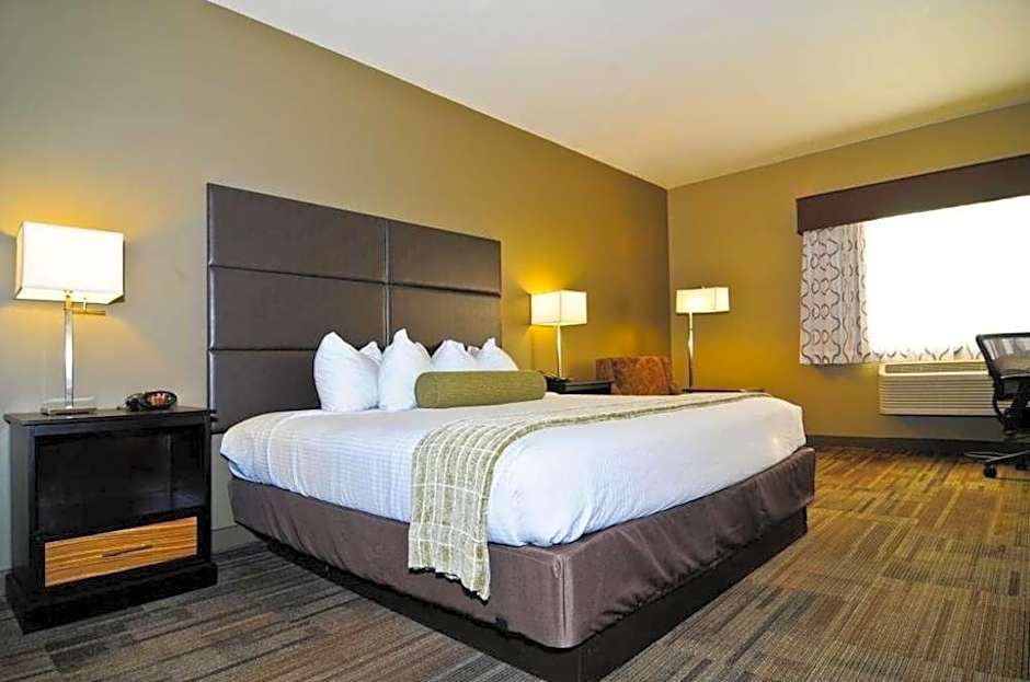 Best Western Plus Night Watchman Inn & Suites