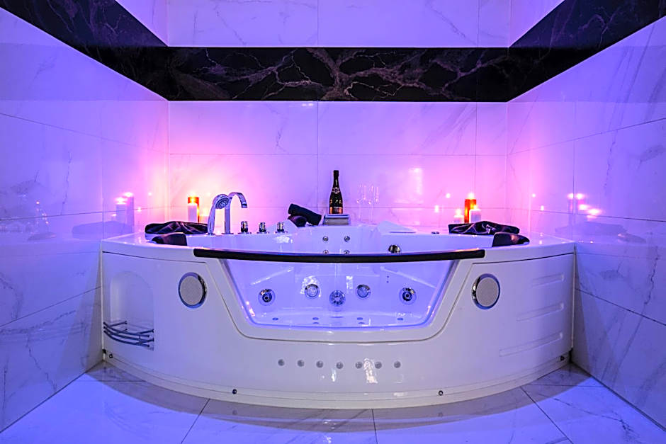 ART & SPA Luxury bedroom at the heart historical center
