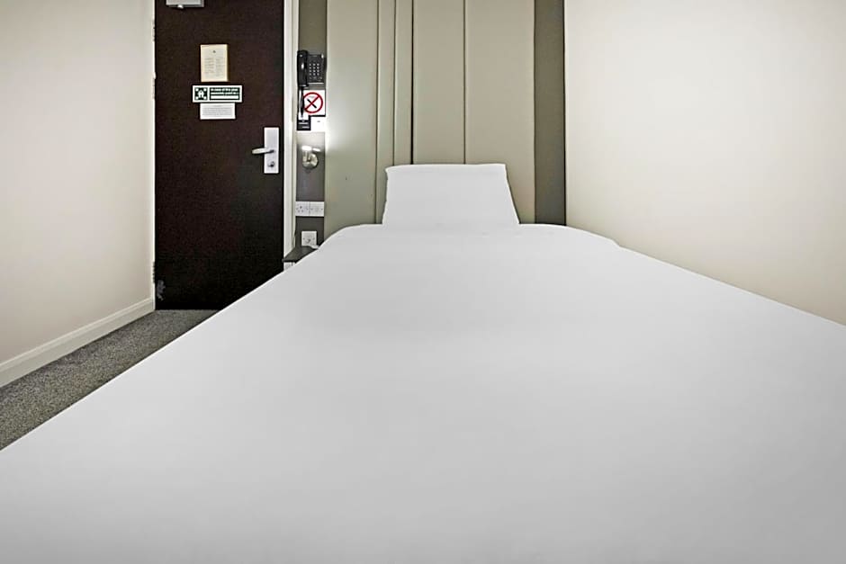 OYO The Baltimore Hotel