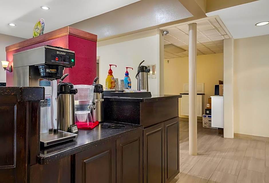 HomeTowne Studios by Red Roof Painted Post