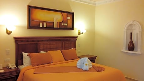 Deluxe King Room with Bathtub (Mini-bar & Coffee Maker)