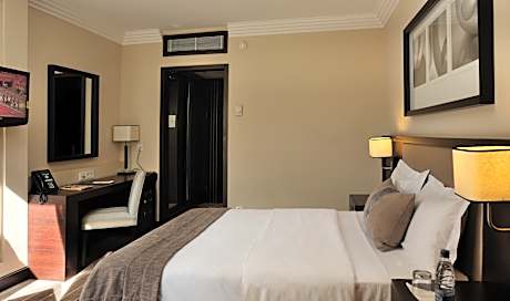 CLASSIC ROOM, 1 Double Size Bed, Garden or Lake View