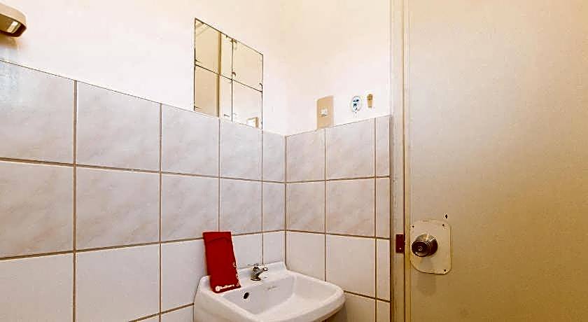 RedDoorz @ Eros Travellers Pensione