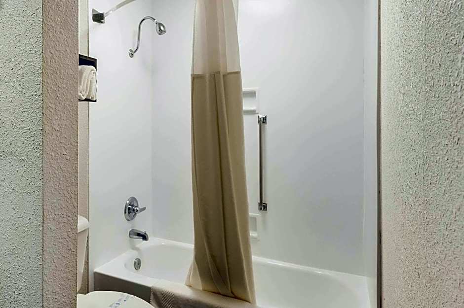 Clarion Inn & Suites Russellville I-40