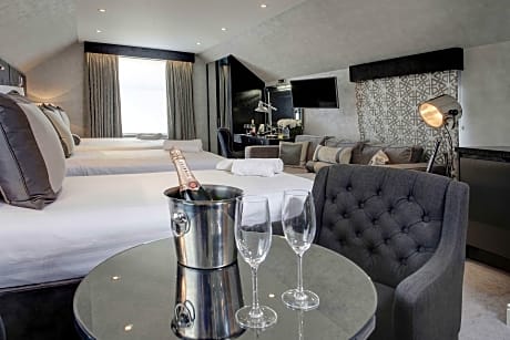 2 King Beds and Sofa