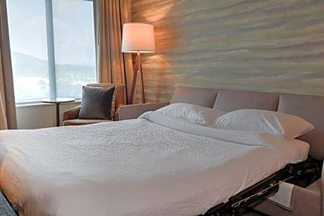 1 Bedroom Suite, 1 King, Sofa bed, Island view, Mountain view