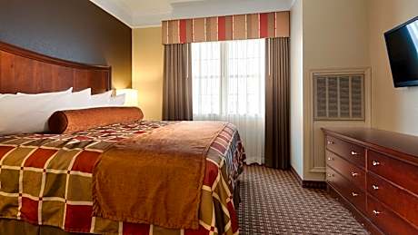 One-Bedroom Corner King Suite with Sofa Bed