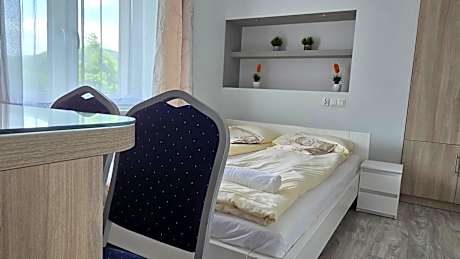 Apartment with Mountain View