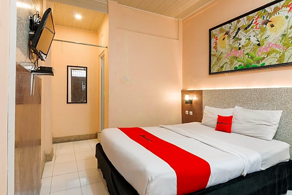 RedDoorz Syariah near Mall Of Serang