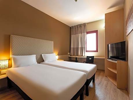Standard Twin Room with Mountain View