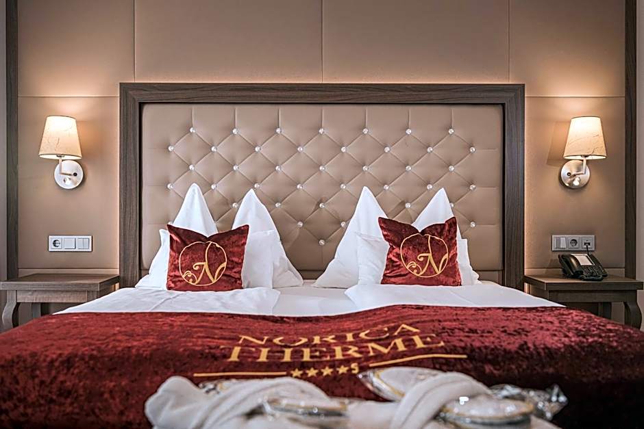 Hotel Norica - Thermenhotels Gastein mit dem Bademantel direkt in die Therme