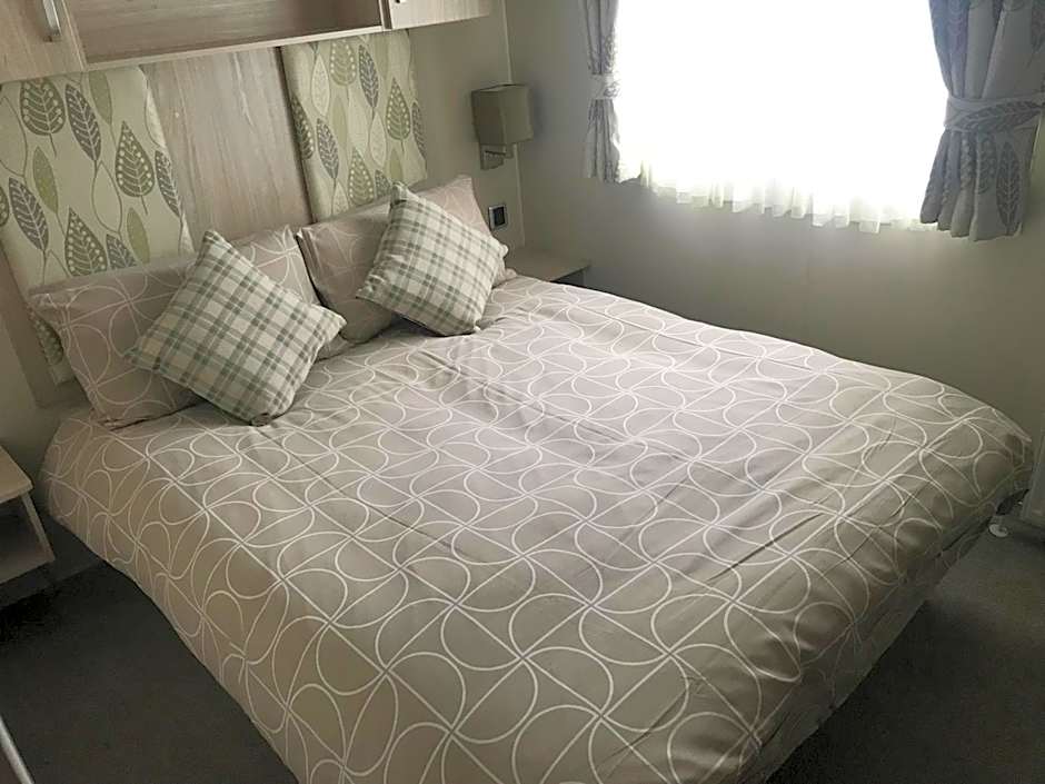 Red Deer Village Holiday Park - 3 Bedroom, Self-Catering Holiday Home