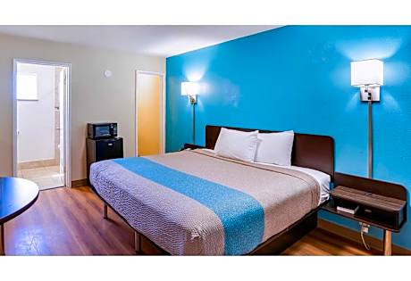 1 KING BED | NON-SMOKING, MICFRIDGE