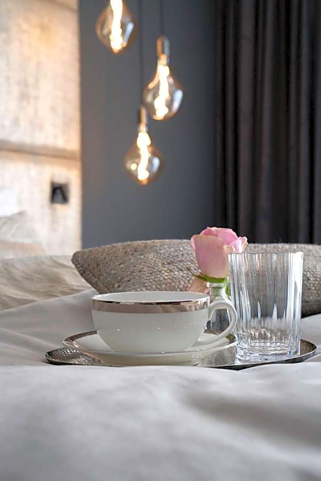 THE NEWSHA SIGNATURE HOME