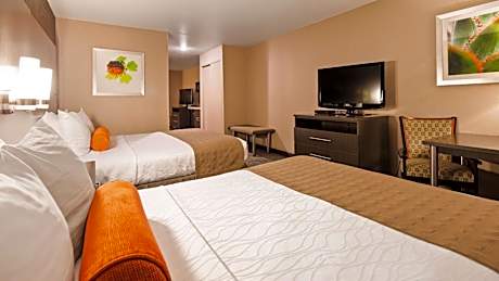 Suite with Two Queen Beds and Fireplace - Sofa Bed/Non-Smoking