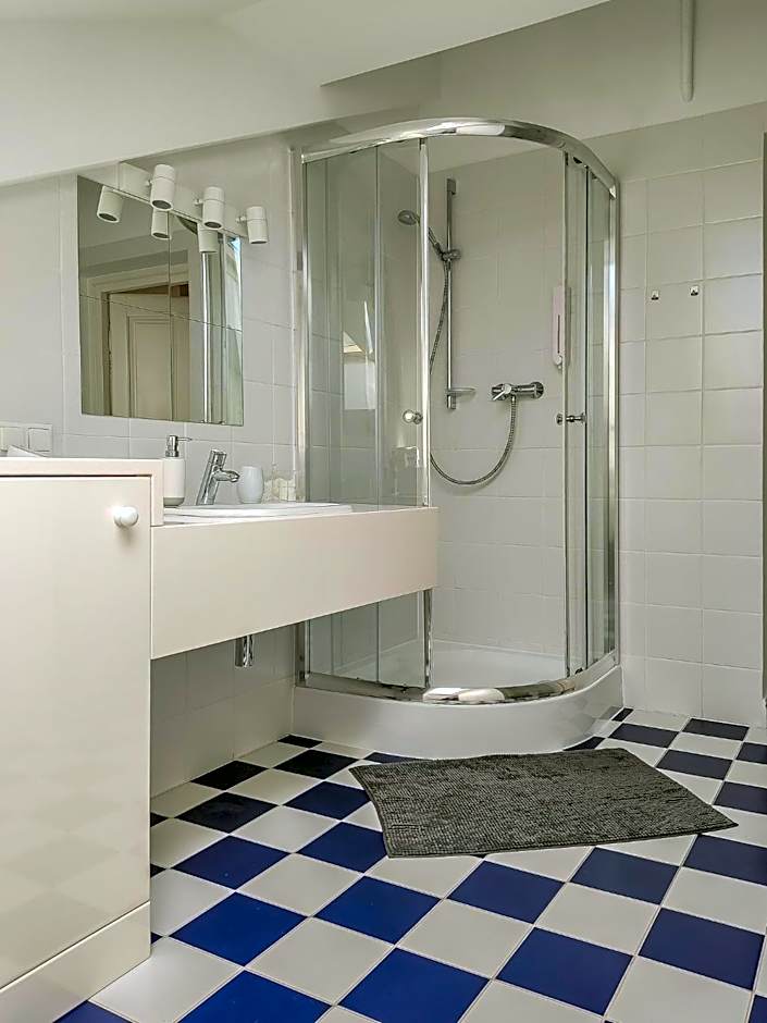 Crystal Suites Old Town