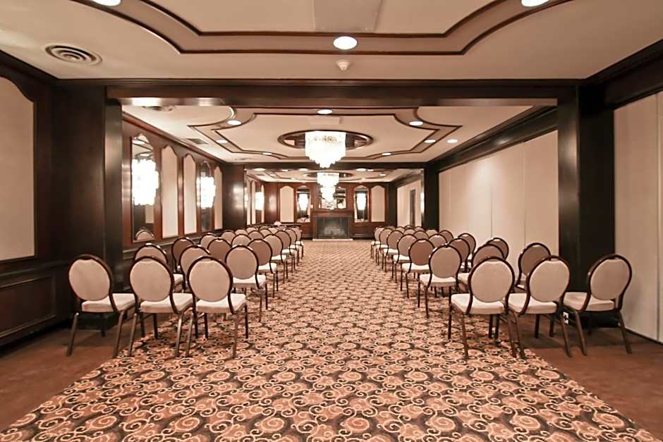 Chateau Lacombe Hotel