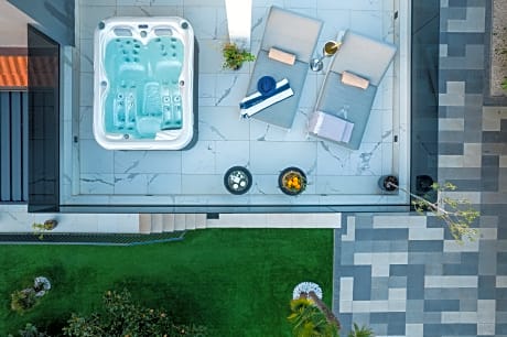 Luxury suite with jacuzzi on the terrace