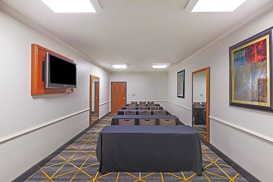 Holiday Inn and Suites McKinney - Allen By IHG