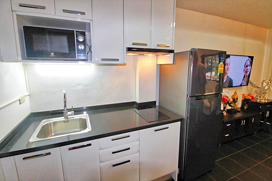 Phratamnak Inn - 100 meter from Beach