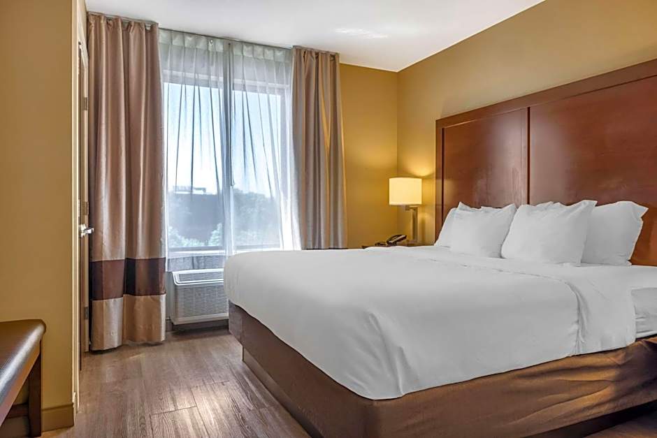 Comfort Inn & Suites At CrossPlex Village