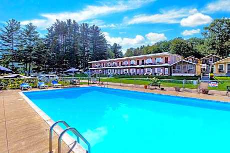 Half Moon Motel & Cottages