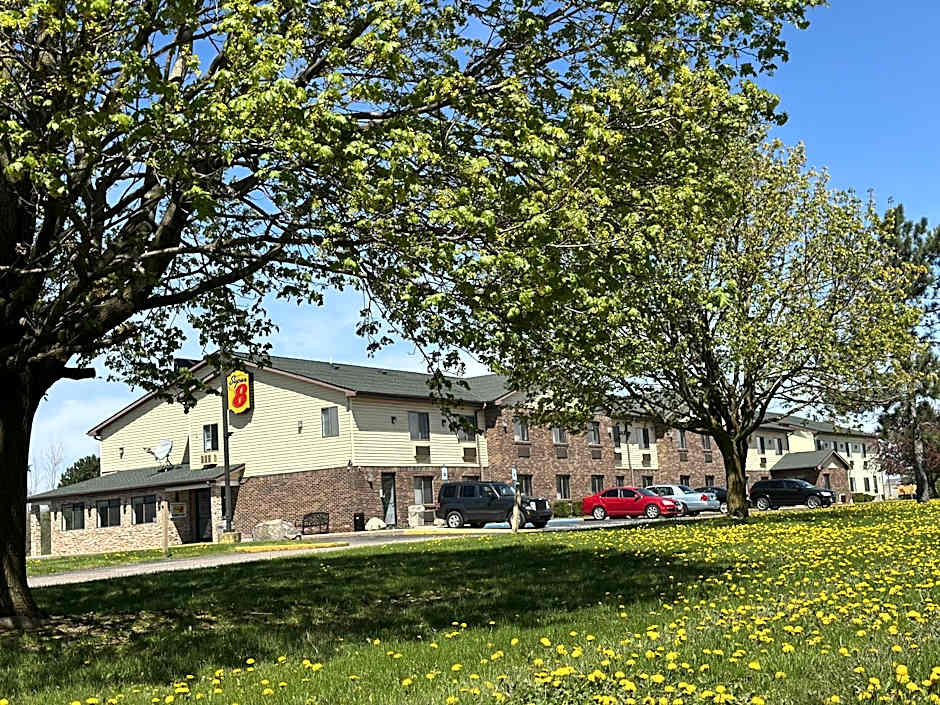 Super 8 by Wyndham Imlay City