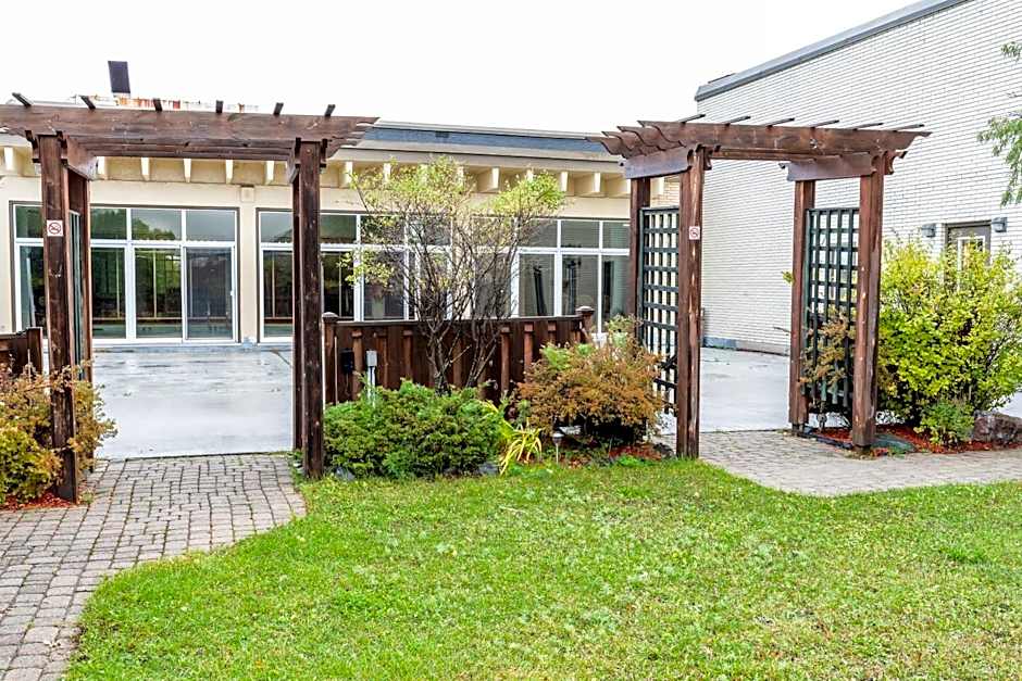 Ramada by Wyndham Thunder Bay Airlane Hotel