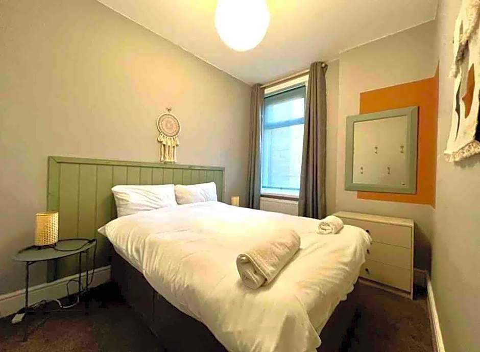 Gorgeous spacious 2 BR home 10 mins to city