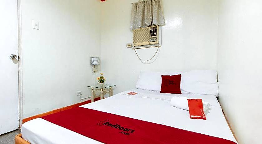 RedDoorz @ Golden Travellers Inn Antique