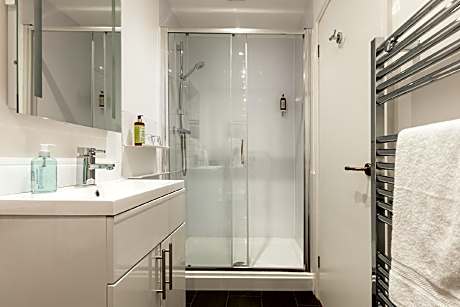 King-Ensuite with Shower-Garden View