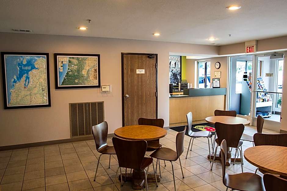 Super 8 by Wyndham Manistee