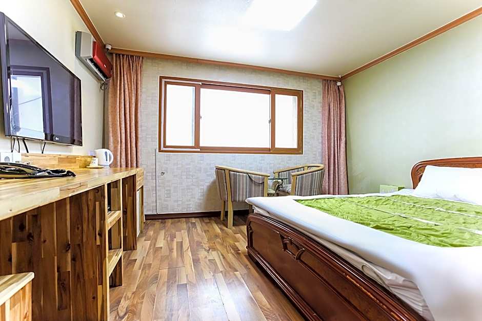 Green And Blue Hotel