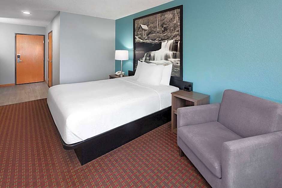 Super 8 by Wyndham McHenry/Fox Lake Area