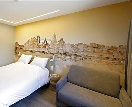 Comfort Queen Room with Sofa Bed - Non-Smoking