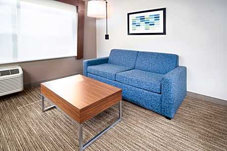 King Suite with Hearing Accessible Roll In Shower - Non-Smoking