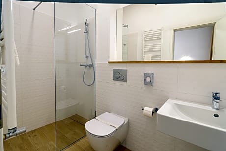 Standard twin room with shower