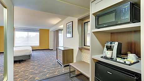 King Room with Tub and Balcony - Communications/Mobility Accessible