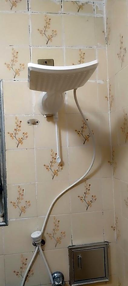 Kitnet Temporada Praia Grande SP - Completa com Wi-fi, garagem rotativa, 1 quadra da praia - no centro comercial Boqueirão