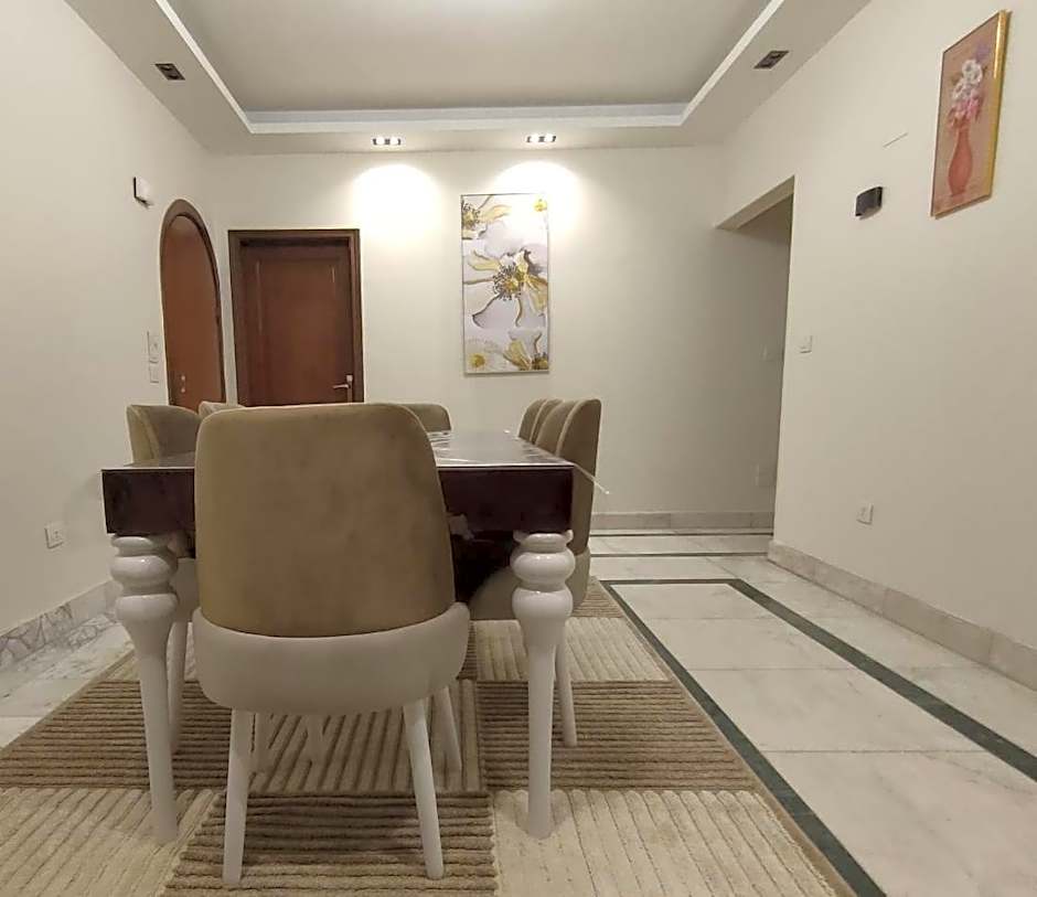 luxurious Downtown House near airport and Malls