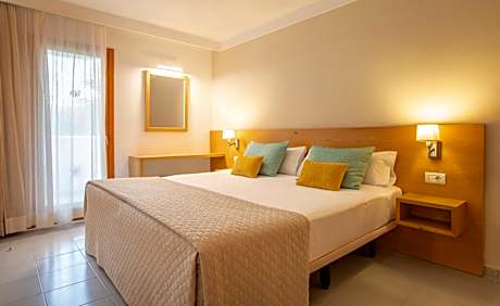 Apartment with Pool View