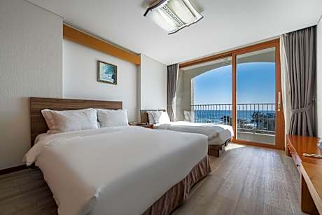 Standard Twin Room with Sea View