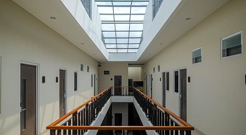 RedDoorz Plus near UMS Solo 2