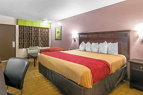 1 King Bed Smoking