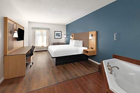 Deluxe King Studio Suite - Non-Smoking